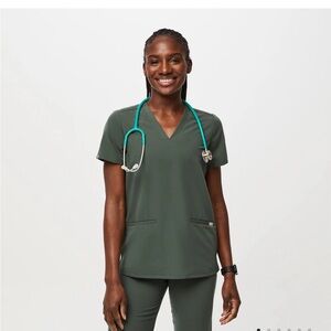 EUC Casma FIGS Scrub Top Moss color